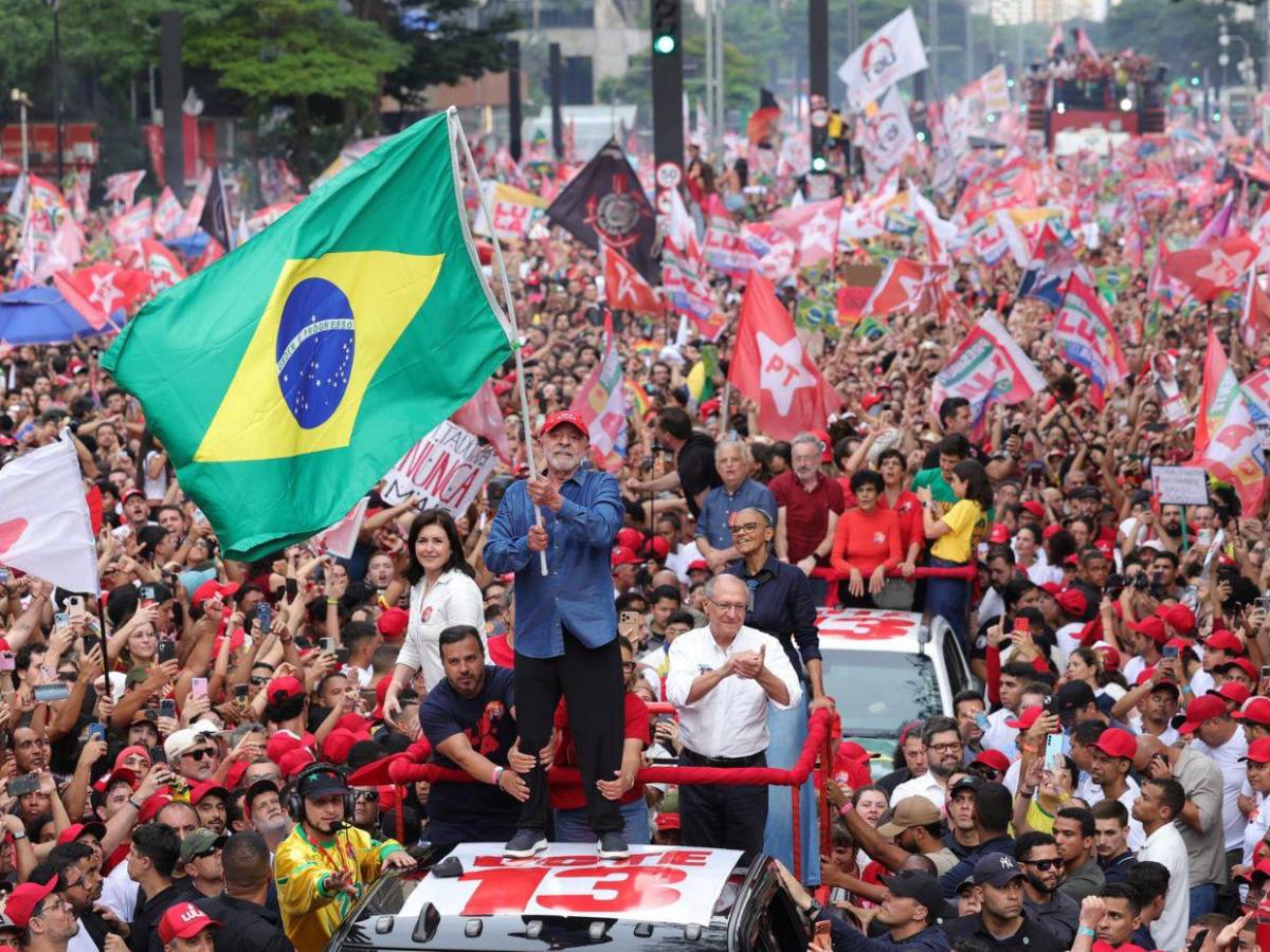 A un día de las elecciones de Brasil: fin de campaña multitudinario y empate en encuestas