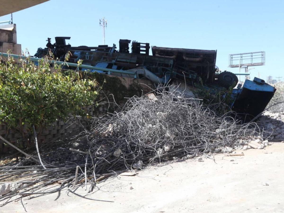 Así avanza la demolición de la rampa del puente Juan Manuel Gálvez tras colapsar
