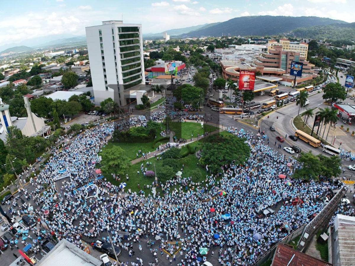 Con fe y devoción, cientos de personas caminaron por la paz y democracia en SPS