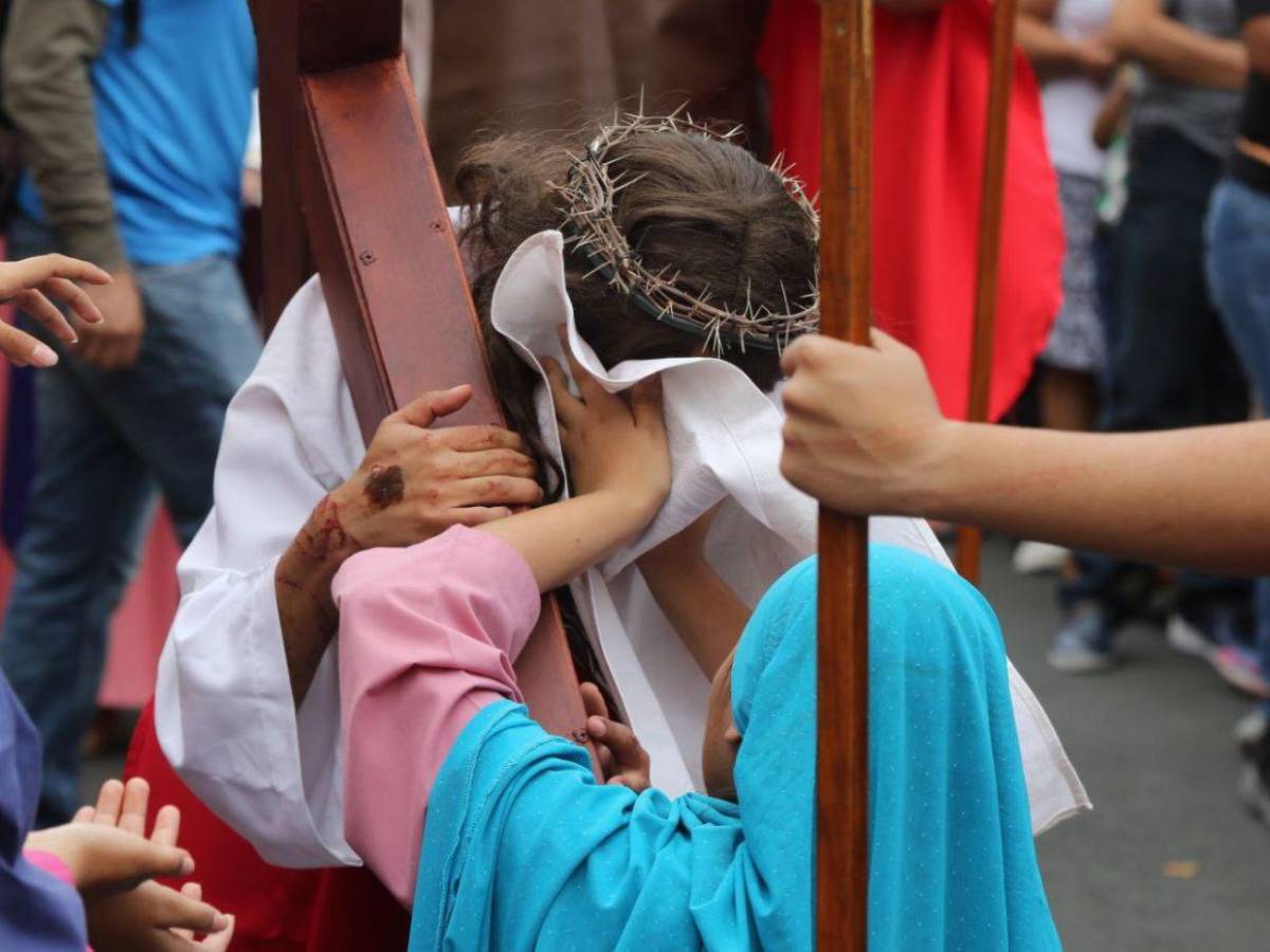Sacrificio, dolor y el mal: Las 20 mejores imágenes que dejó el Vía Crucis en la capital