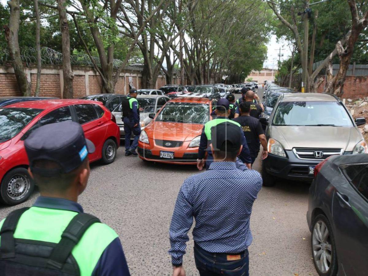 Pagarán más de L2 mil de multa: AMDC decomisa vehículos mal estacionados en la morgue capitalina