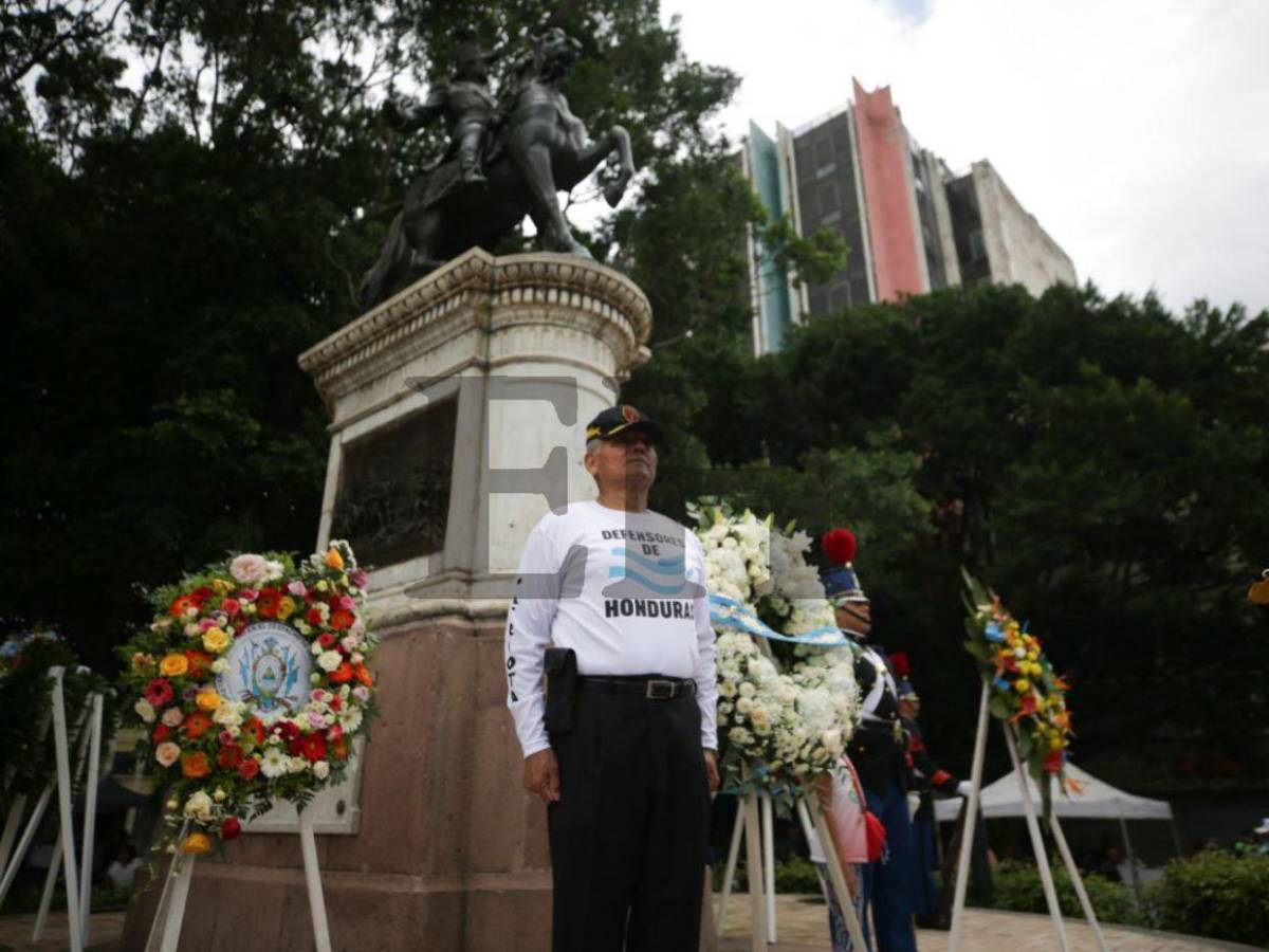 Con guardia de honor y ofrendas florales, conmemoran el Día del Soldado Hondureño