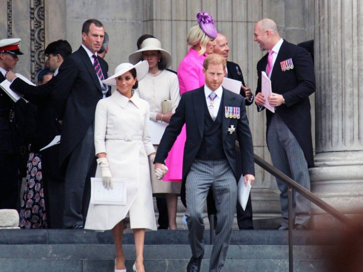 Lectura de labios revela el mordaz comentario de Harry durante coronación del rey Carlos III