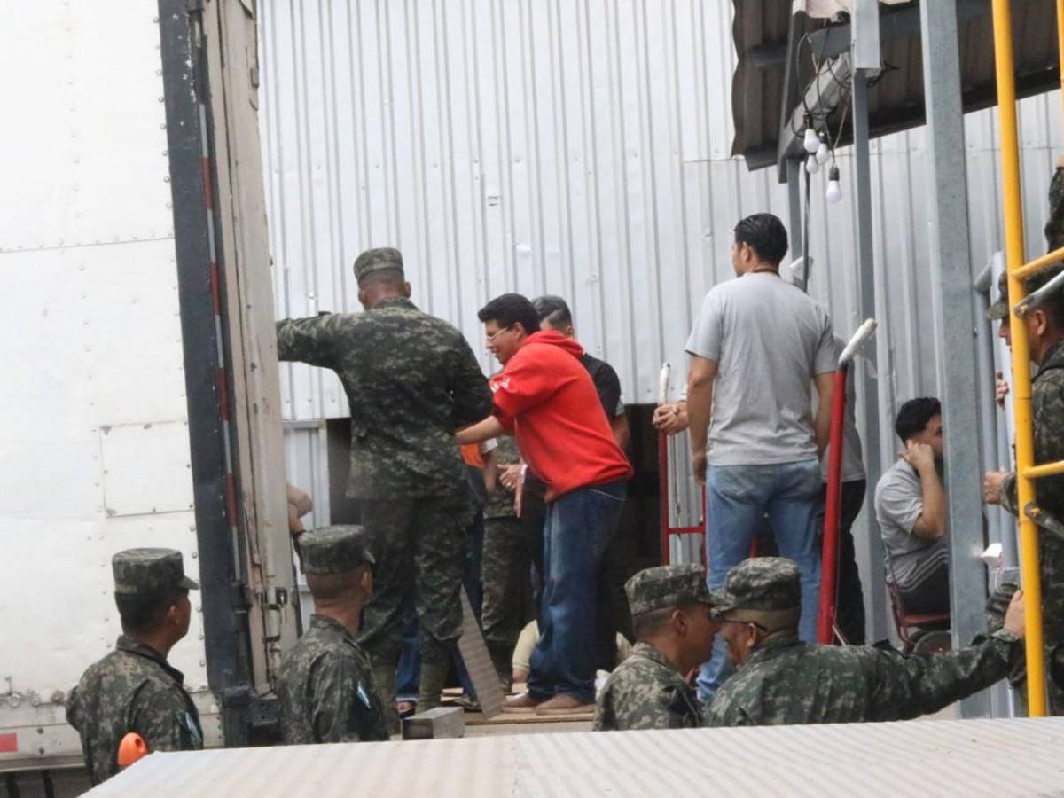 Inicia la esperada descarga de maletas electorales en Centro Logístico del CNE