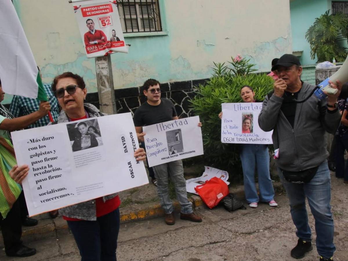 Con bandera palestina y pancartas: el apoyo a David Montecinos, acusado de agredir a Floridalia Aguilar