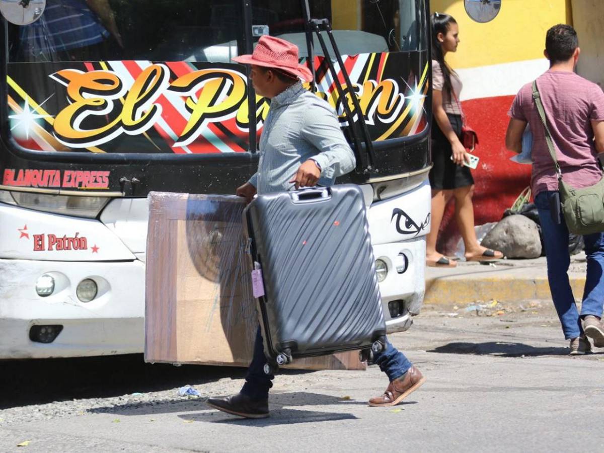 Capitalinos llenan terminales de buses para vacacionar durante Semana Santa Capitalinos llenan terminales de buses para vacacionar durante Semana Santa