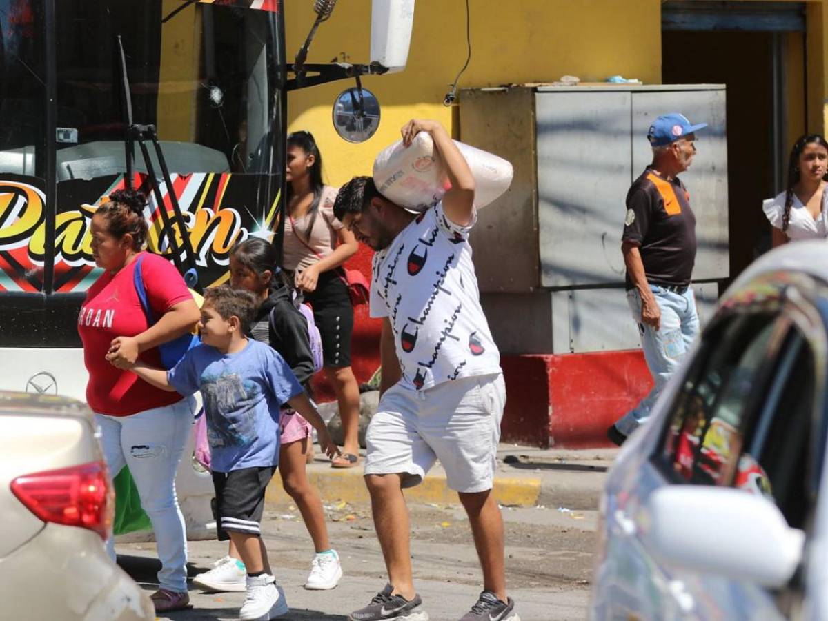 Capitalinos llenan terminales de buses para vacacionar durante Semana Santa Capitalinos llenan terminales de buses para vacacionar durante Semana Santa