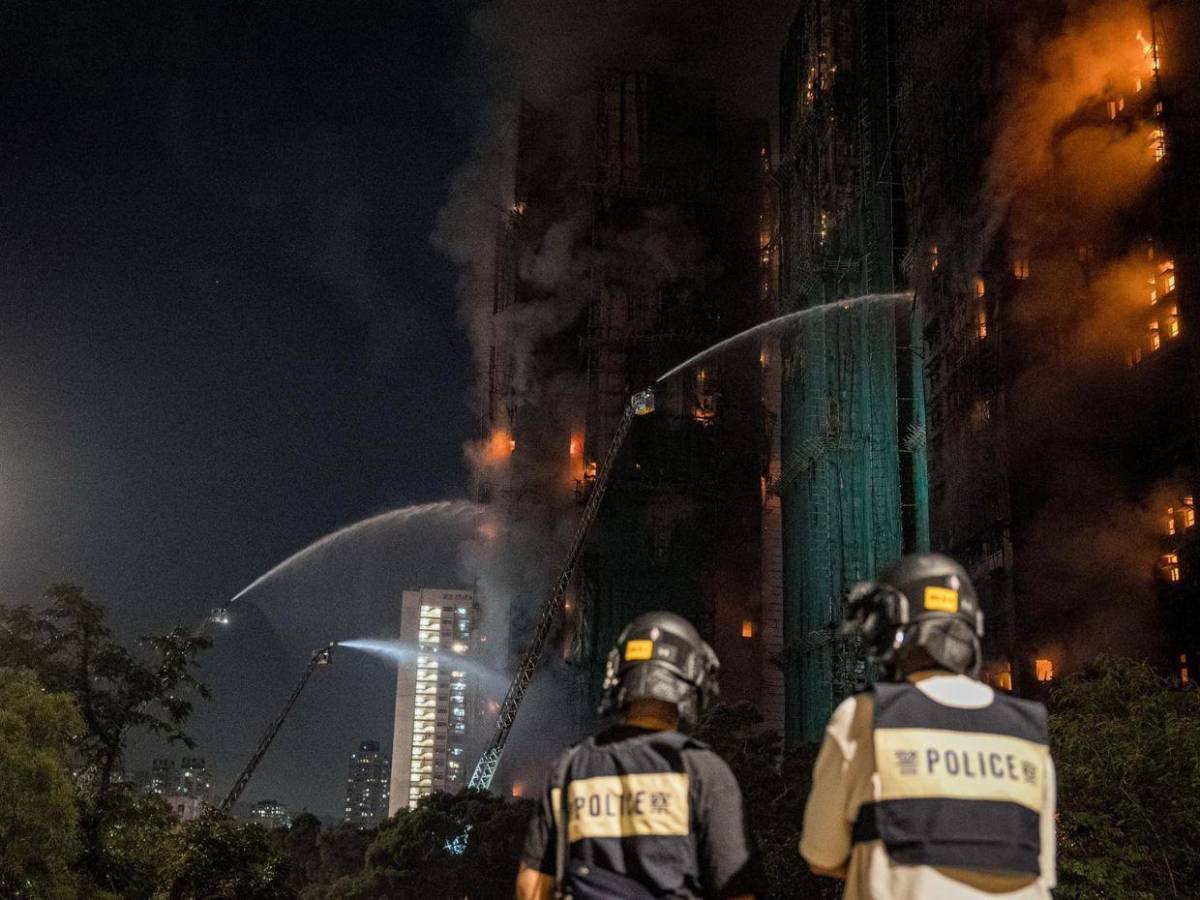 Sube a 36 la cifra de muertos por voraz incendio en edificios de Hong Kong