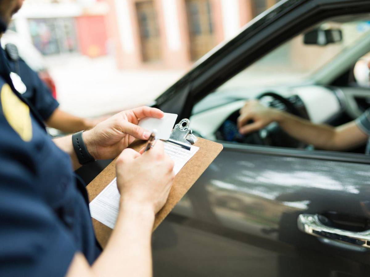 Influencer sin mano derecha fue multada por usar el teléfono mientras conducía