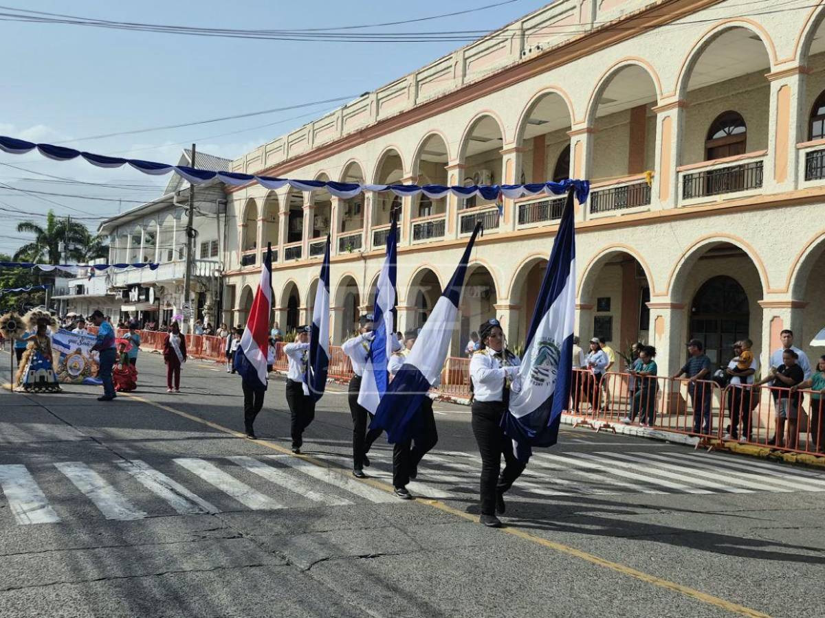 Unos 26 centros educativos participan en desfiles patrios de La Ceiba