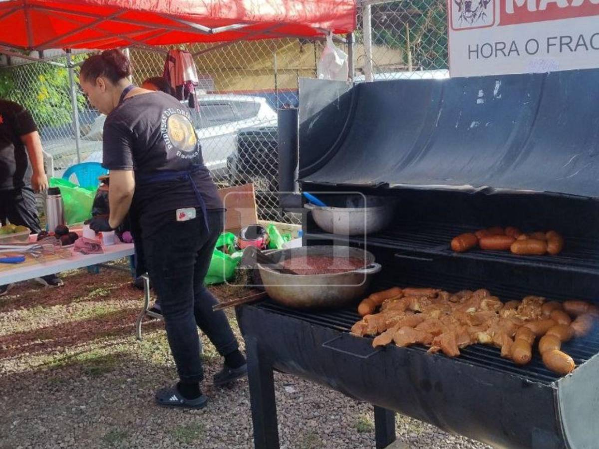 Emprendedores aprovechan los desfiles patrios para llevar sabor y color a las calles