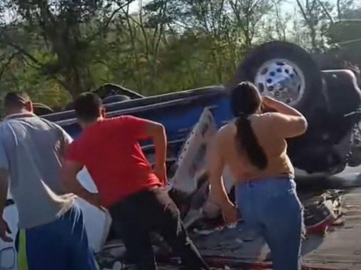 Bus destrozado y heridos tirados en la vía: primeras imágenes del accidente en Ceibita, Quimistán