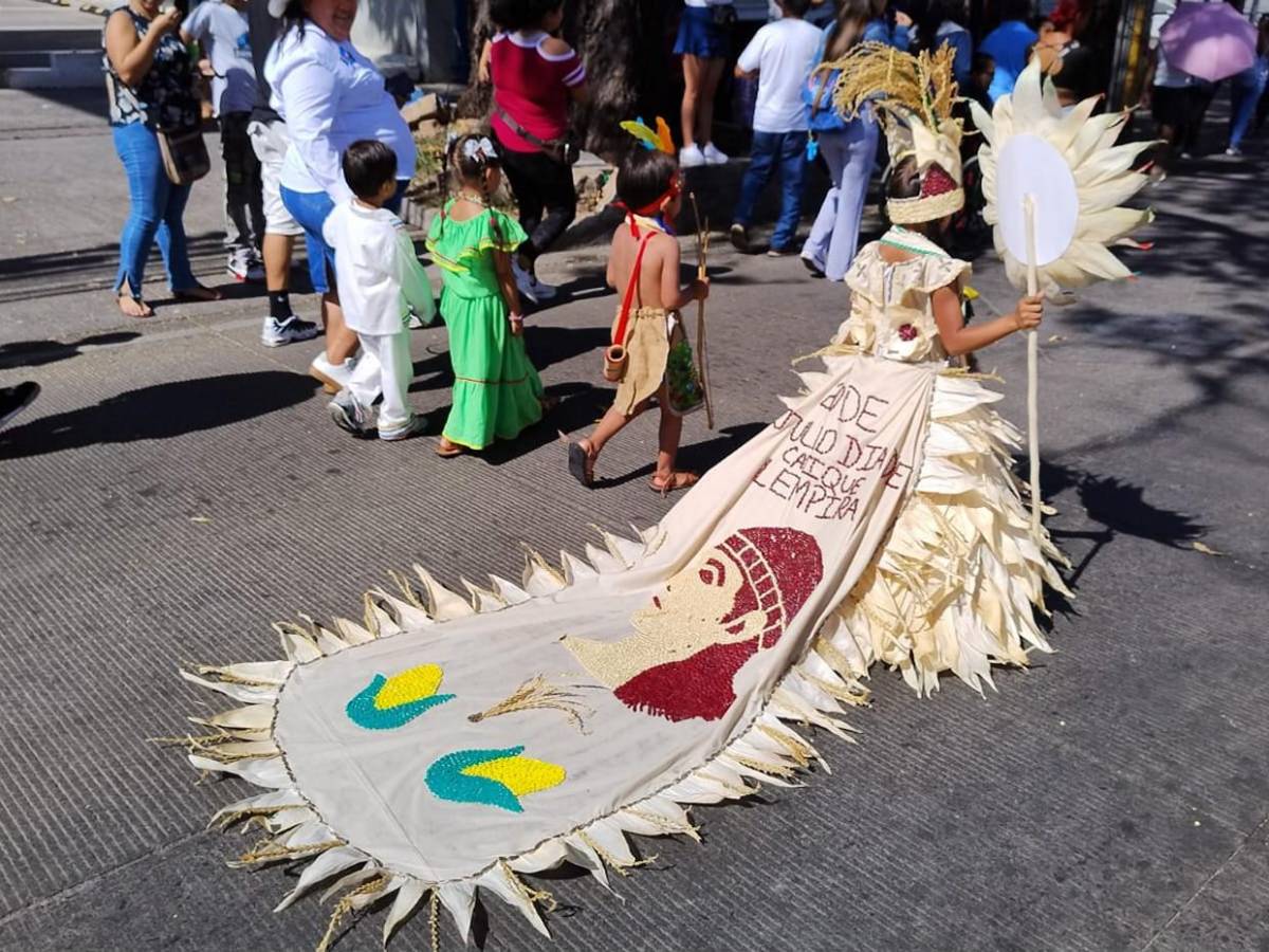 Niños de prebásica brillan en desfiles con trajes típicos y elementos culturales