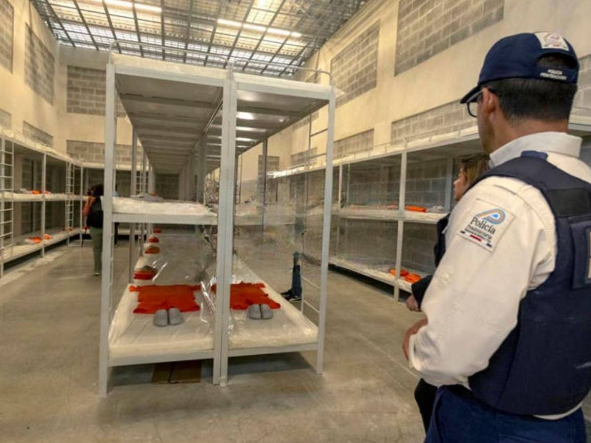 Rapados y con uniformes naranja, Costa Rica traslada presos a su megacárcel Cacco