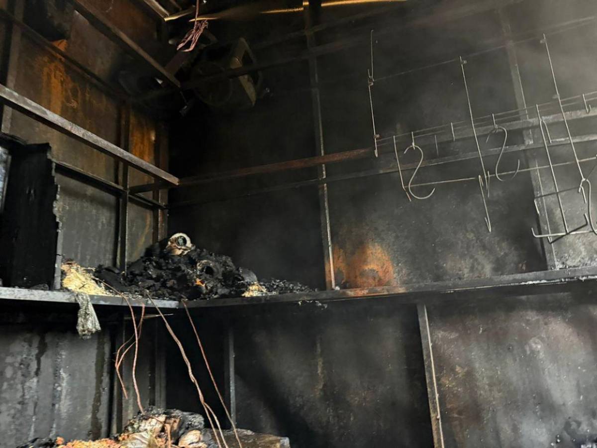 Bajo escombros quedan años de esfuerzo de vendedores tras incendio en el mercado Galindo
