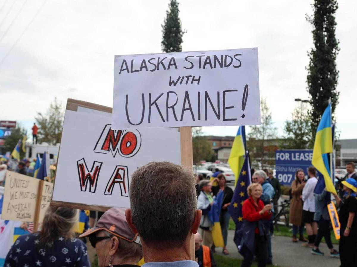 Entre alfombra roja y carteles de rechazo: así fue recibido Putin en Alaska