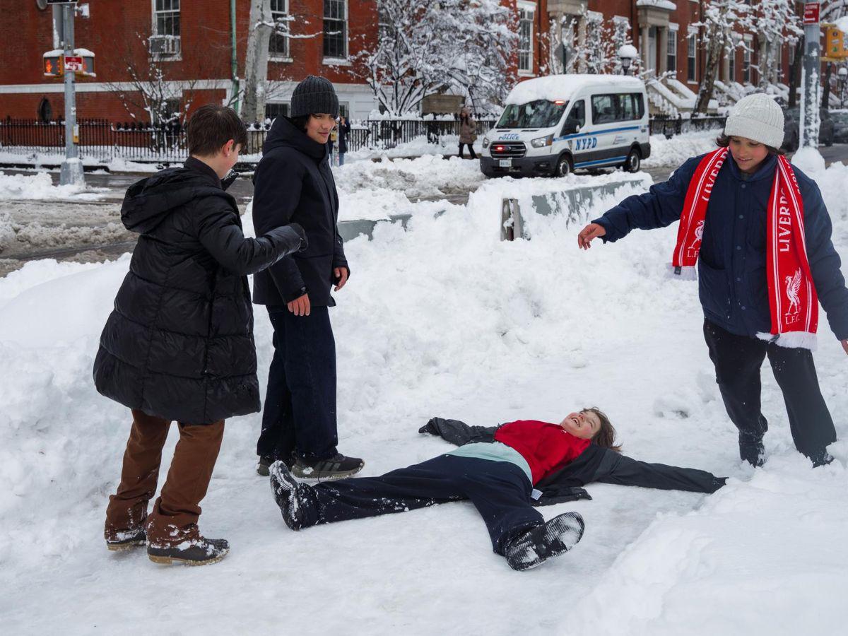 Histórica ventisca en Nueva York deja 30 cm de nieve y batalla en parques