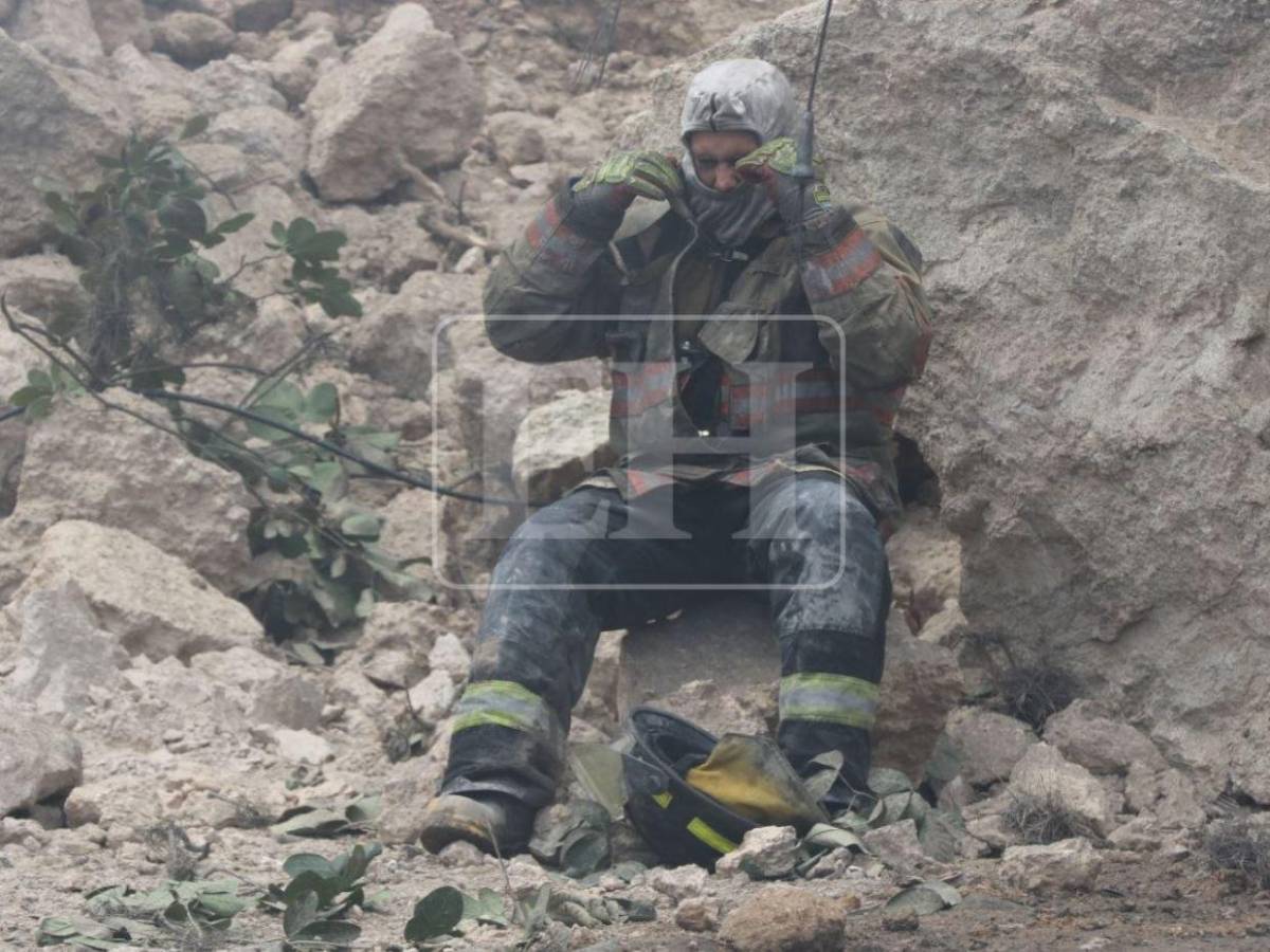 Rostros fatigados y seis horas sofocando las llamas: bomberos continúan con el rescate tras incendio