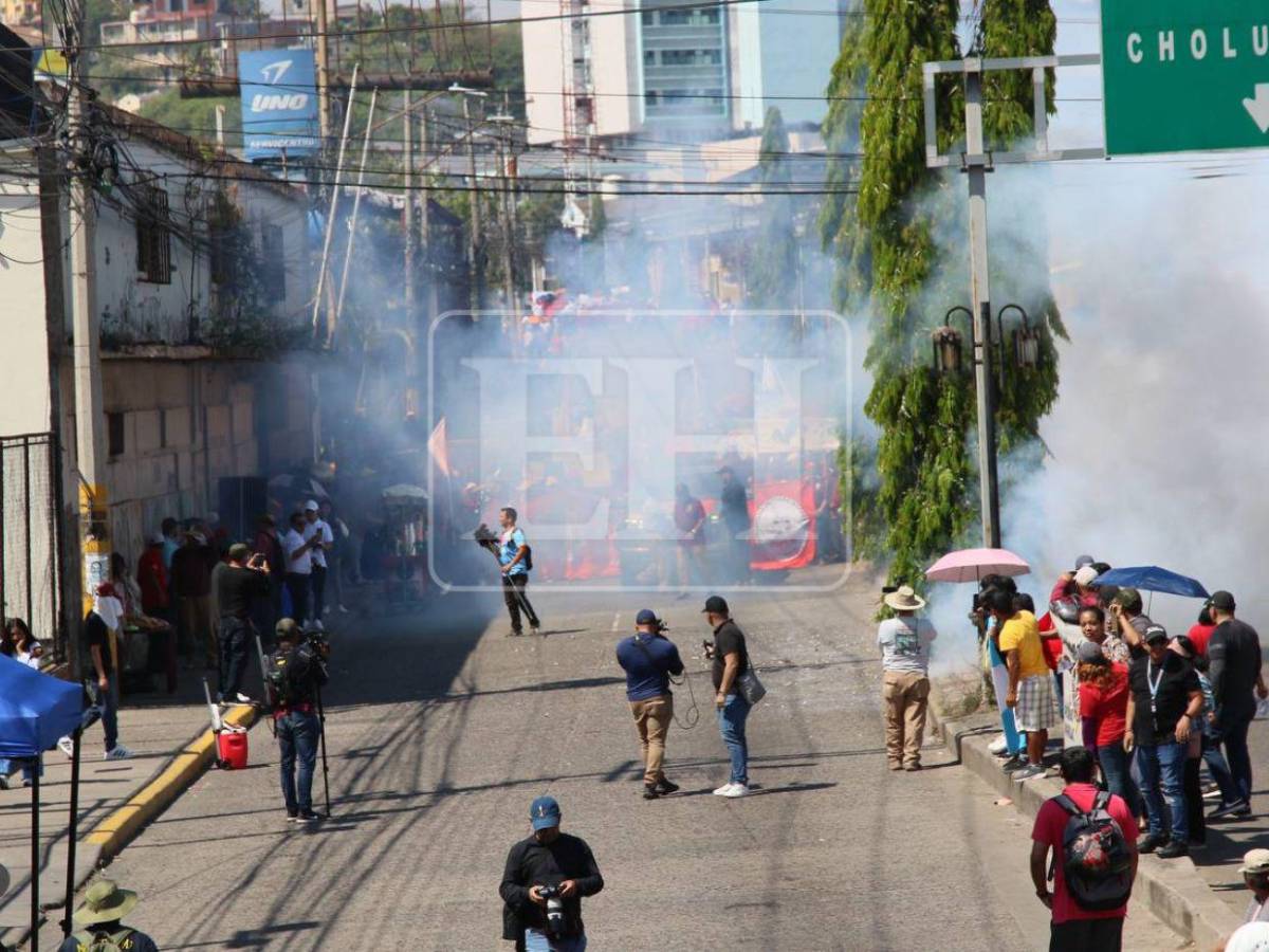 Pólvora, disfraces y pancartas marcan la marcha del 1 de mayo en la capital