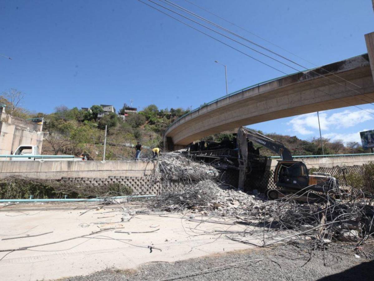 Así avanza la demolición de la rampa del puente Juan Manuel Gálvez tras colapsar