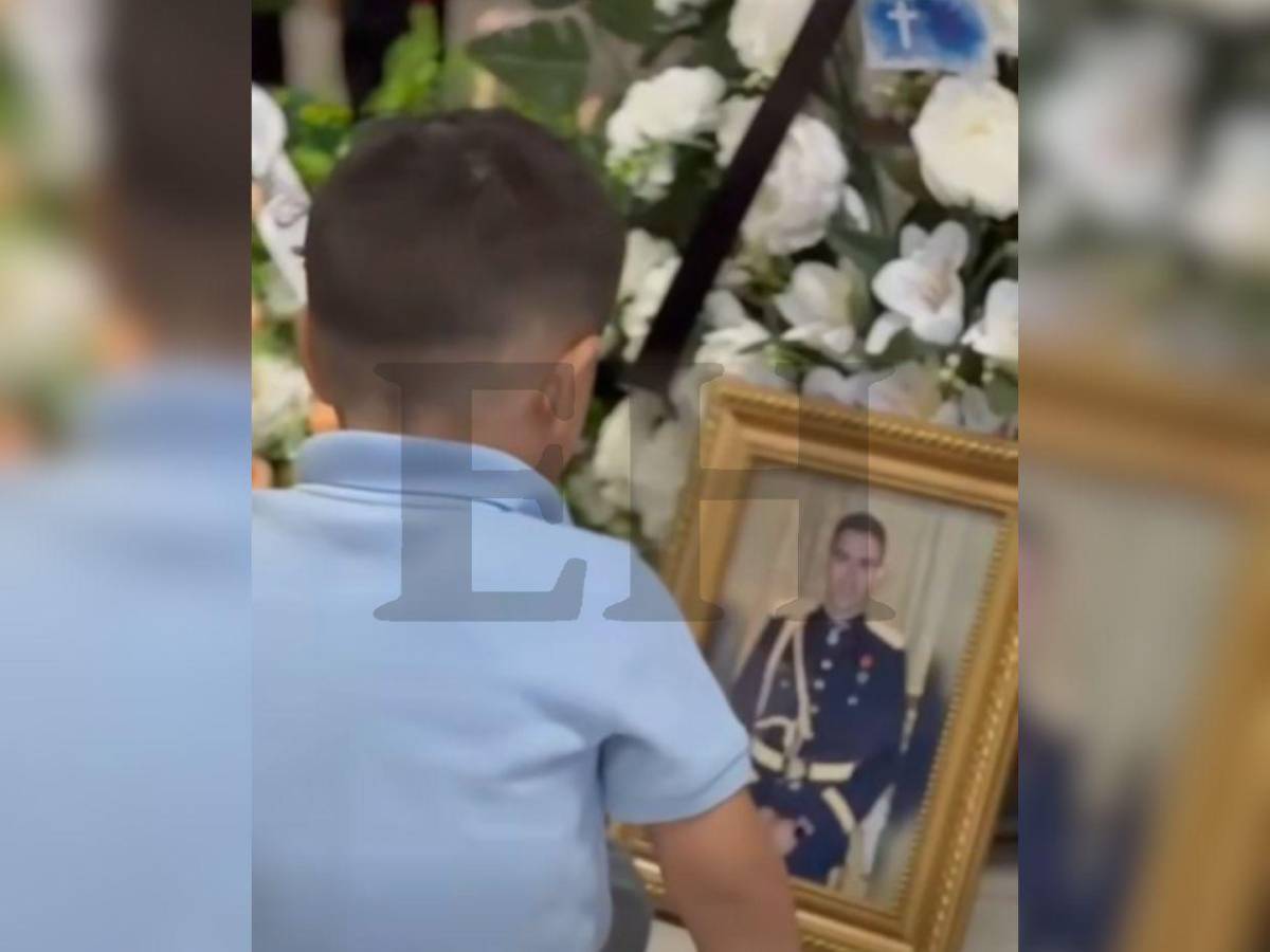 Jugando carritos en su ataúd y riendo con sus fotos: hijo despide al inspector Kevin Pérez