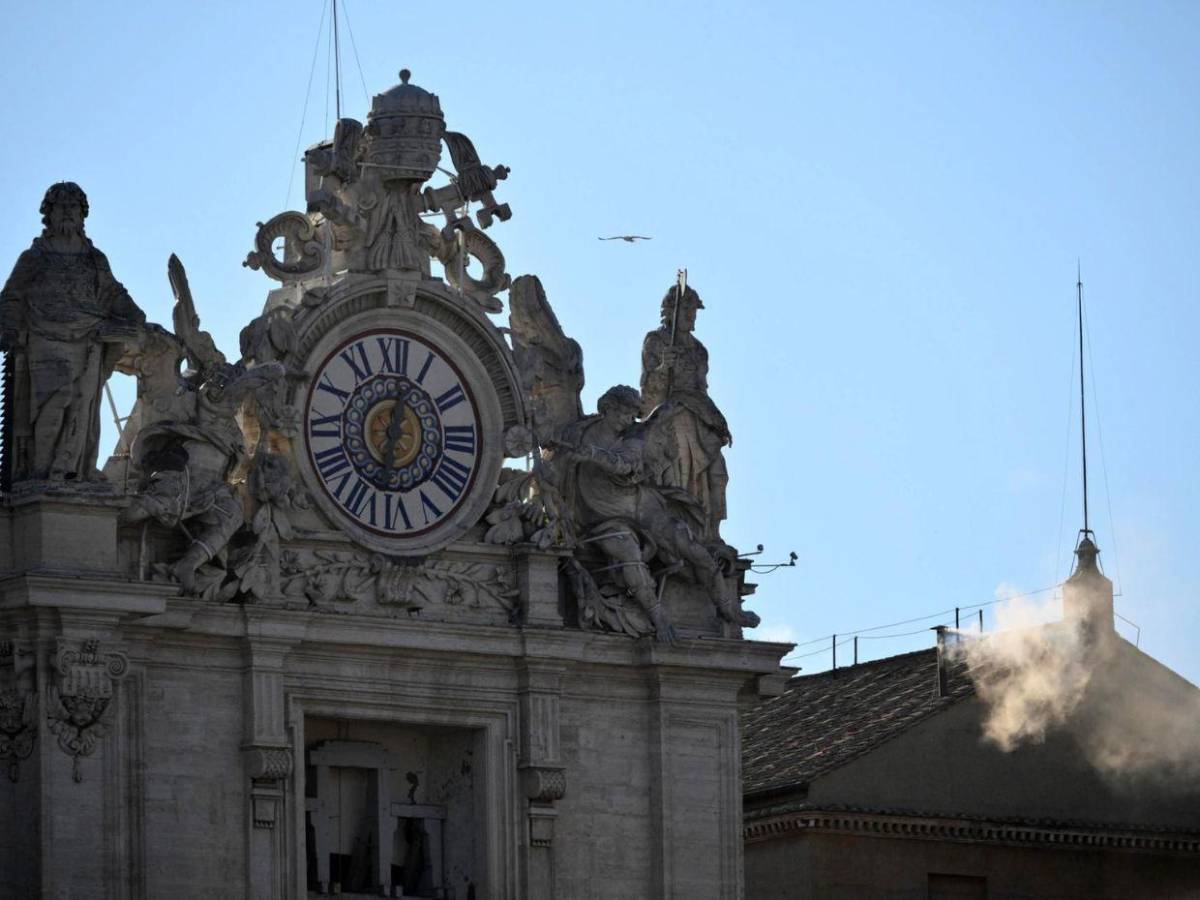 Entre fumata blanca y campanas: así fue el anuncio tras la elección del nuevo Papa