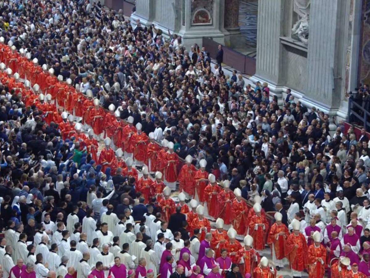 Con multitud de fieles y oraciones: así fue la misa Pro eligendo pontífice en el Vaticano