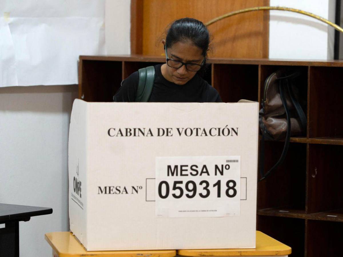 Segunda vuelta con falta de material en mesas: así se desarrollan las elecciones en Perú