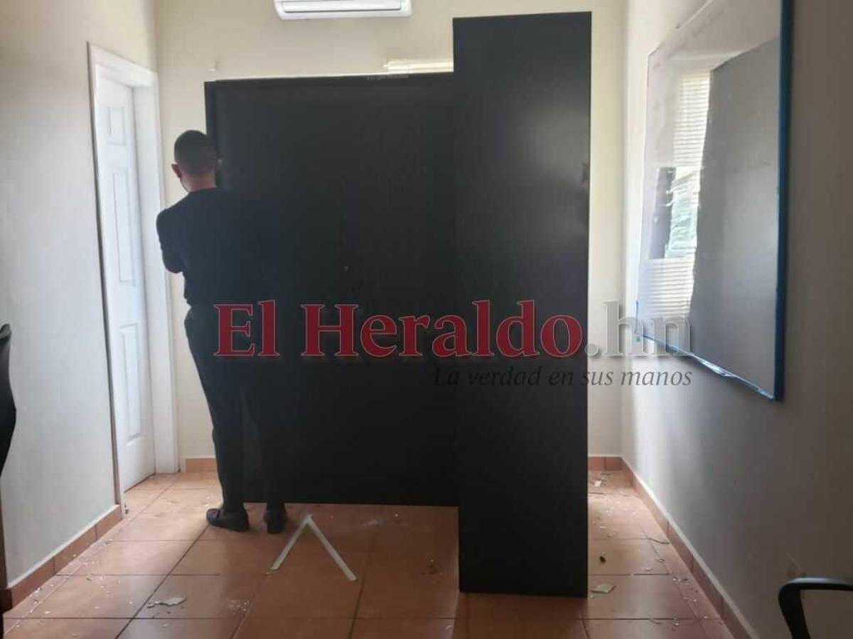 Los empleados tuvieron que cubrir las ventanas con los muebles que se encontraban dentro del establecimiento y así evitar daños humanos y a las instalaciones.