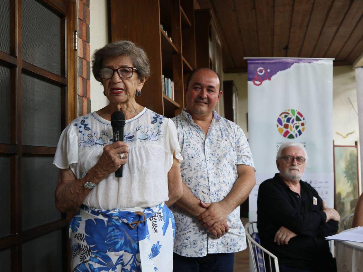 Poetas de Los Confines leen sobre el duelo, la niñez y el exilio previo a la inauguración del festival