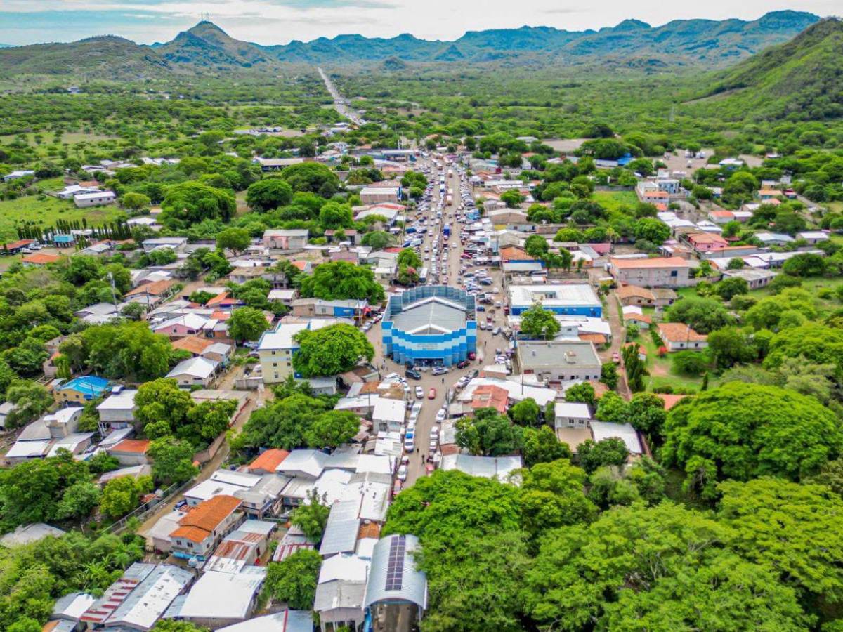 ¡Hasta diputados se fueron! Miles de hondureños vacacionan en El Salvador