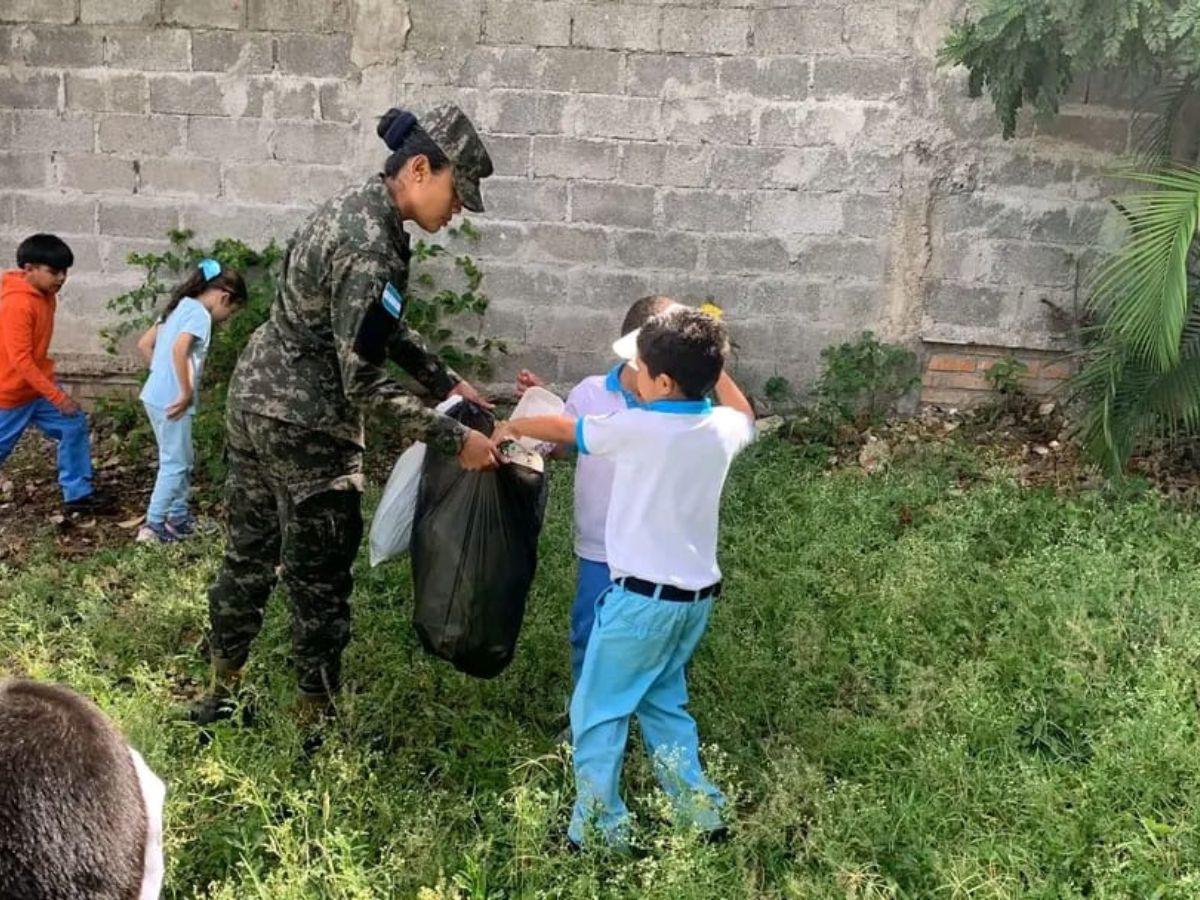 Brigadas, agua y charlas, en la labor social que realiza el Ejército