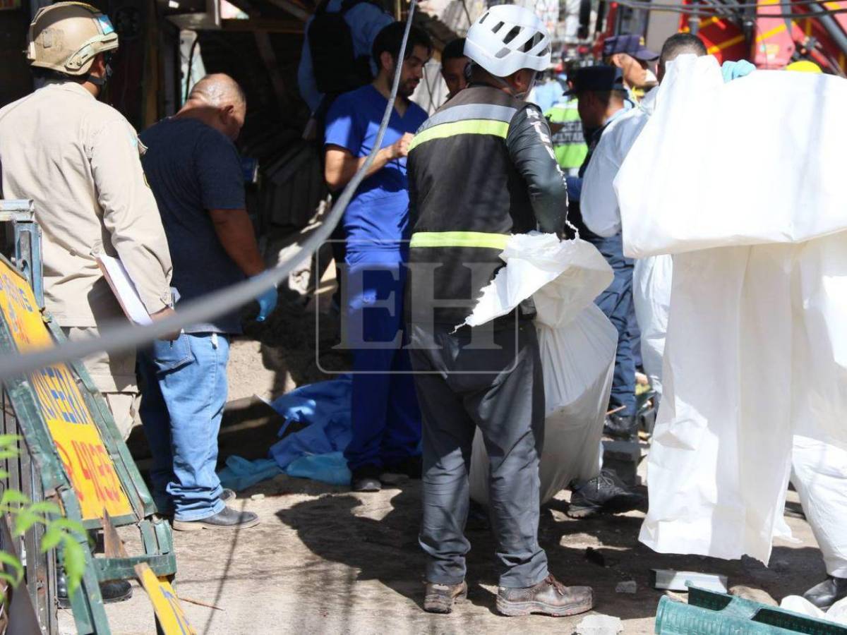 Comienzan a retirar los cuerpos de las víctimas del accidente en Villa Nueva