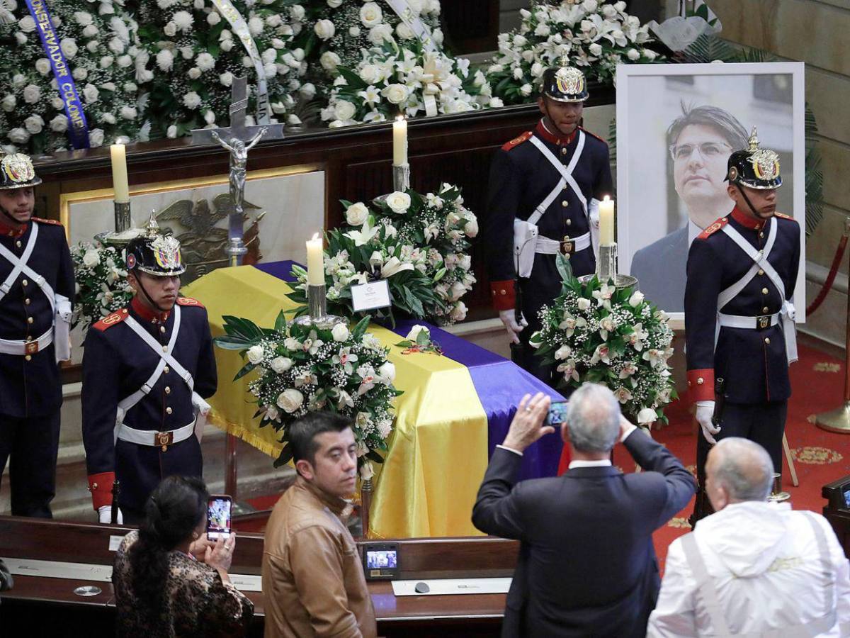 Decenas de personas dan el último adiós a Miguel Uribe Turbay