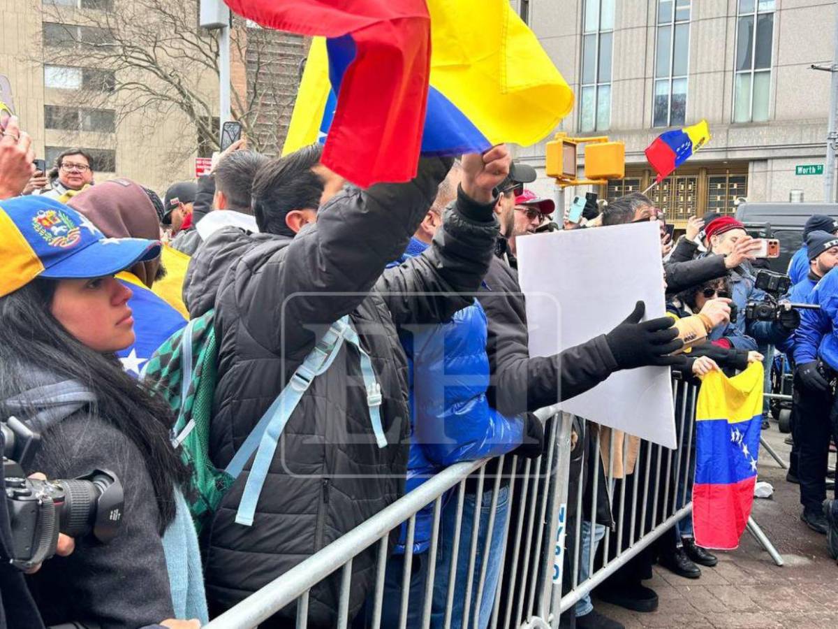 Protestan en Nueva York durante la audiencia contra Nicolás Maduro y su esposa