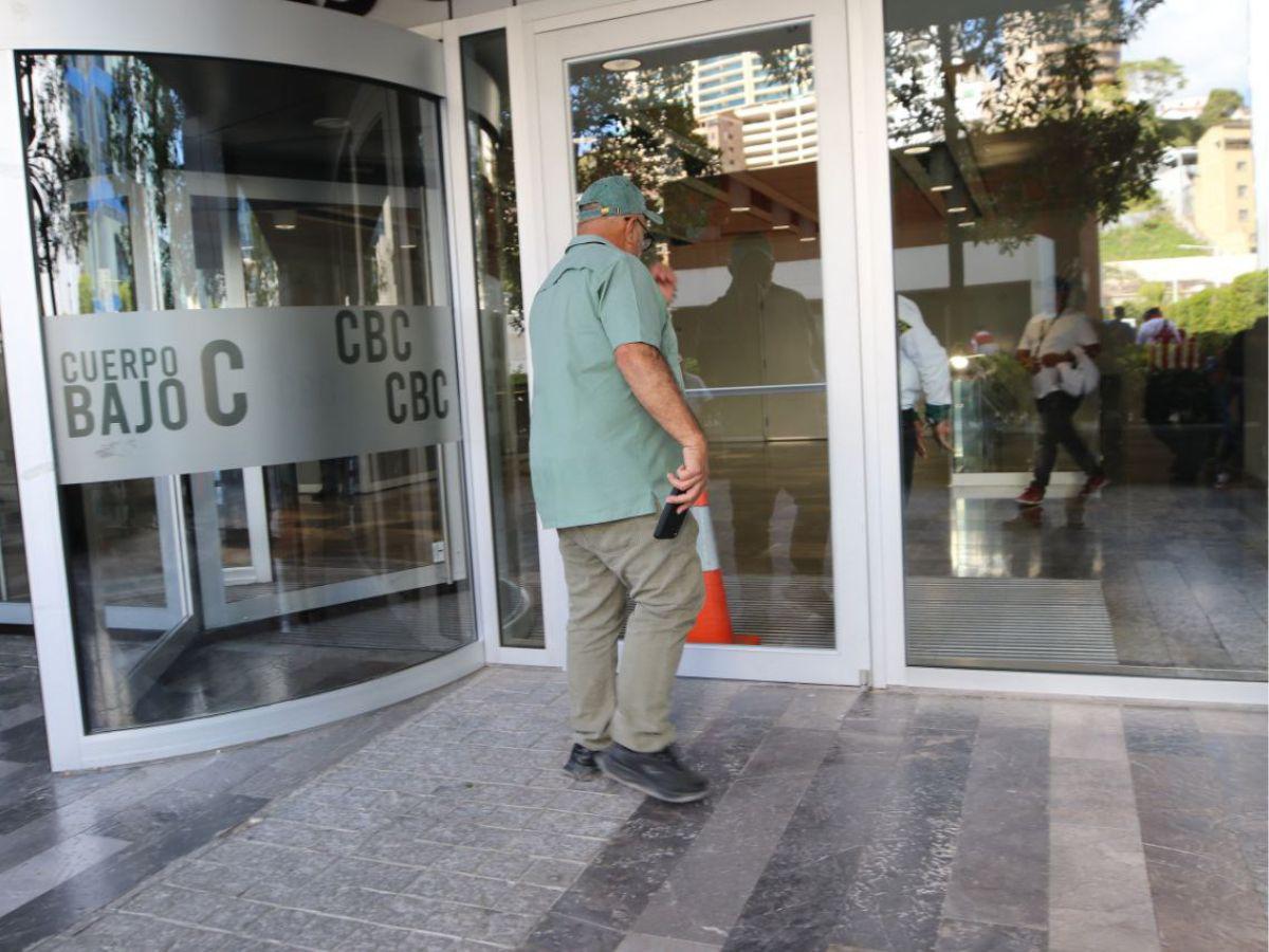 Colectivos de Libre paralizan operaciones en el Instituto de la Propiedad