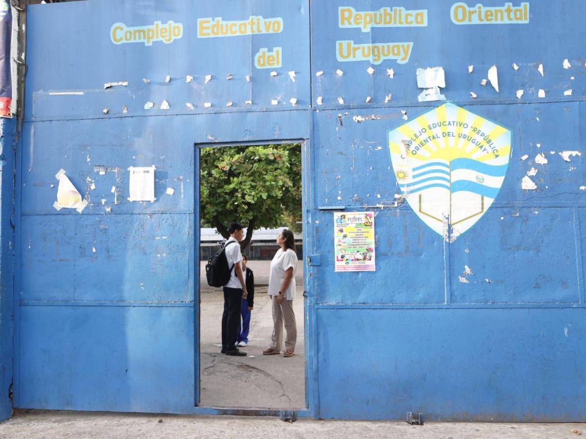 Orden y disciplina, las nuevas normas que usan las escuelas públicas en El Salvador