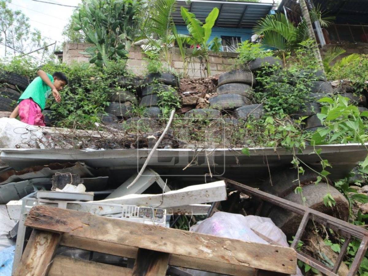 Afectados por deslizamiento en la Villa Unión regresan para conocer daños tras deslizamiento