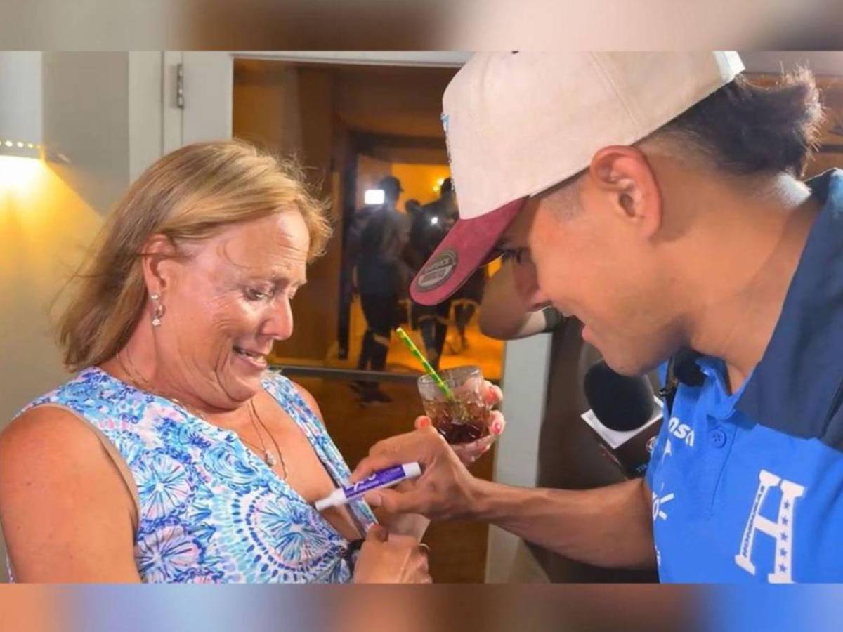 Luis Palma llega a Curazao y ciudadana estadounidense le hizo petición... ¡Su esposo lo aplaudió!