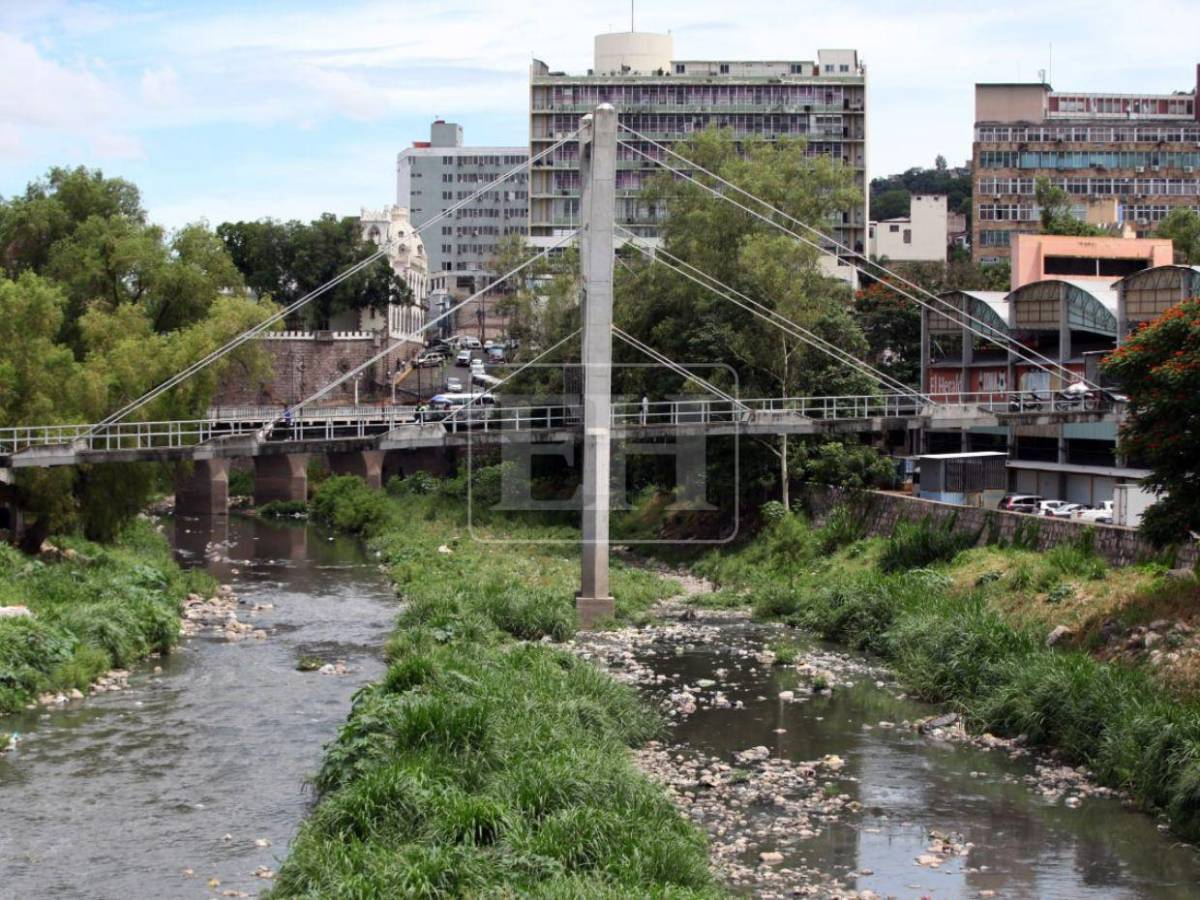 Casi a secas y lleno de basura: así luce el Río Choluteca de la capital