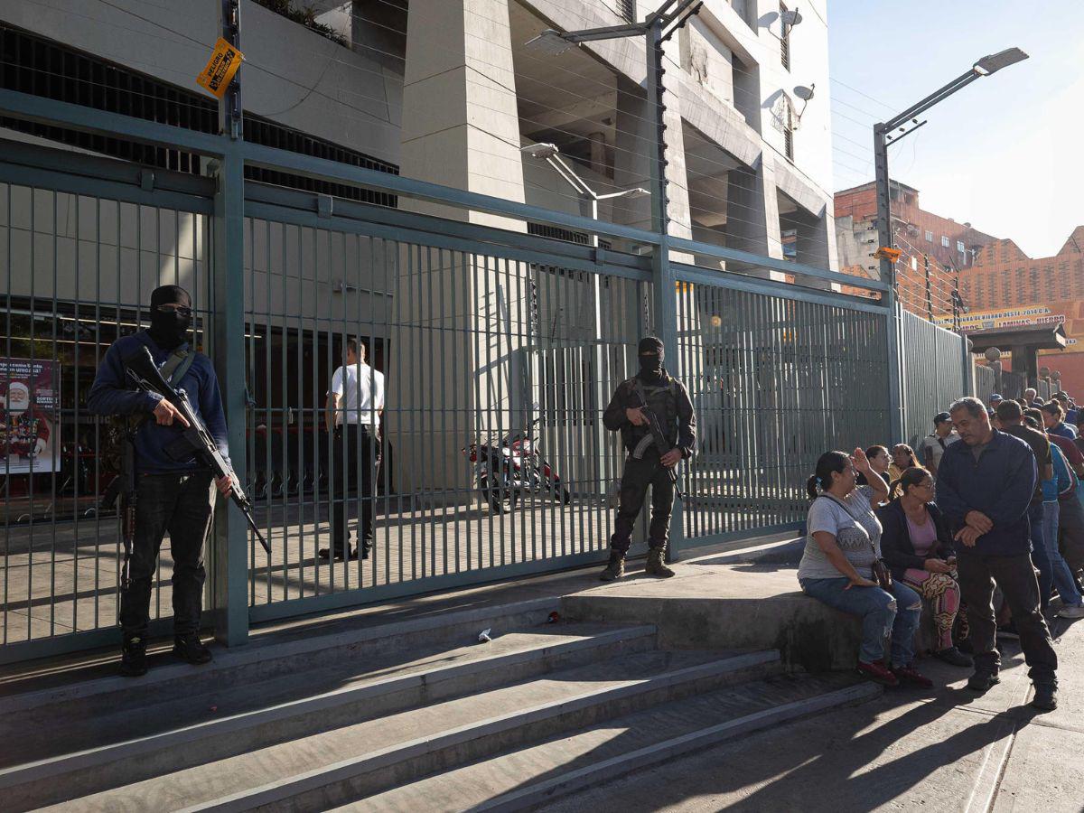 Resguardados, largas filas en supermercados y calles vacías: ambiente en Venezuela tras caída de Maduro