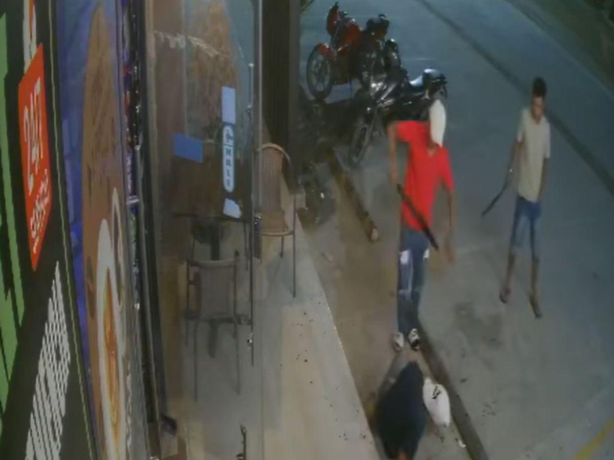 Cámaras captan asesinato a machetazos de un hombre en Colón: lo sacaron con engaños de una tienda
