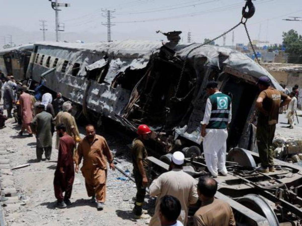 Ataque terrorista contra un tren deja al menos 29 muertos y 102 heridos en Pakistán