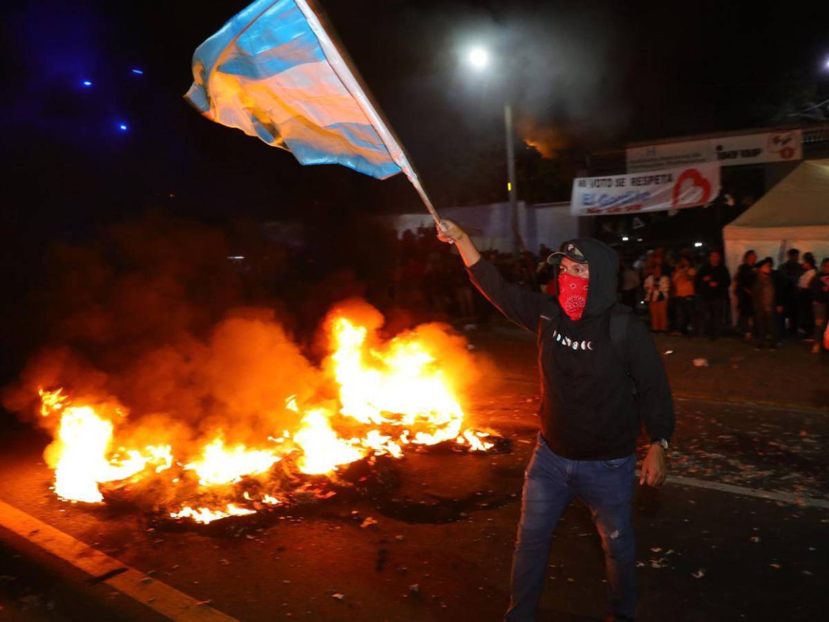 Parálisis del CNE, violencia frente al Infop y denuncia de golpe: tres semanas de crisis electoral
