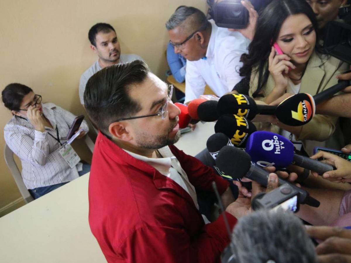 Jorge Cálix se mofa de atraso de maletas electorales en centros de votación