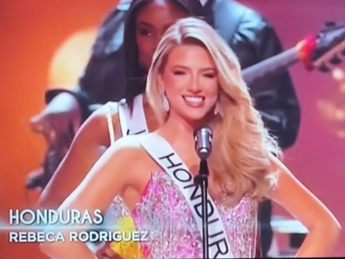 La hondureña Rebeca sonríe tras gritar su nombre en el openning del certamen del Miss Universo 2022.