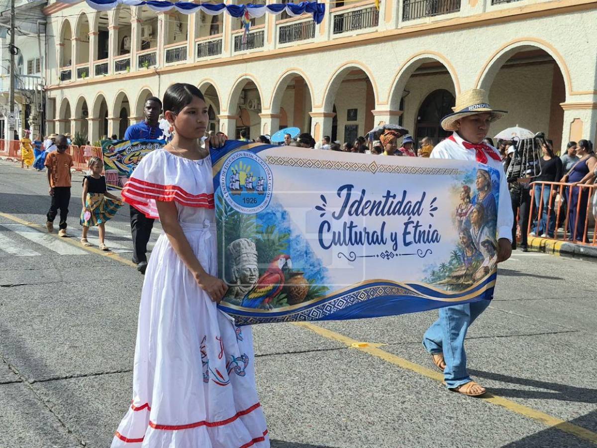 Unos 26 centros educativos participan en desfiles patrios de La Ceiba