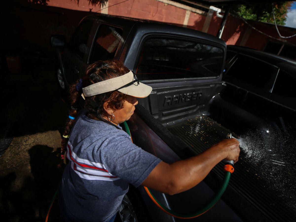 Con dedicación Lucía atiende y despacha los vehículos.