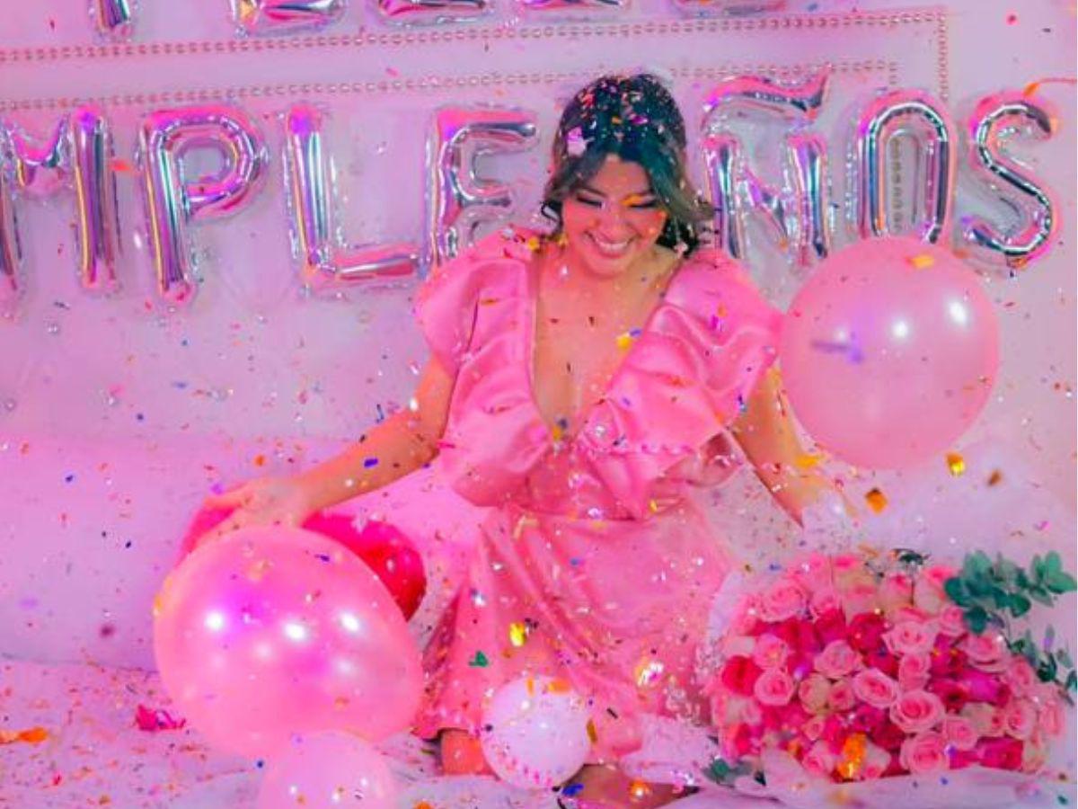 ¡Bienvenidos los 30! Milagro Flores celebra con romántica cena y espectaculares fotos su cumpleaños