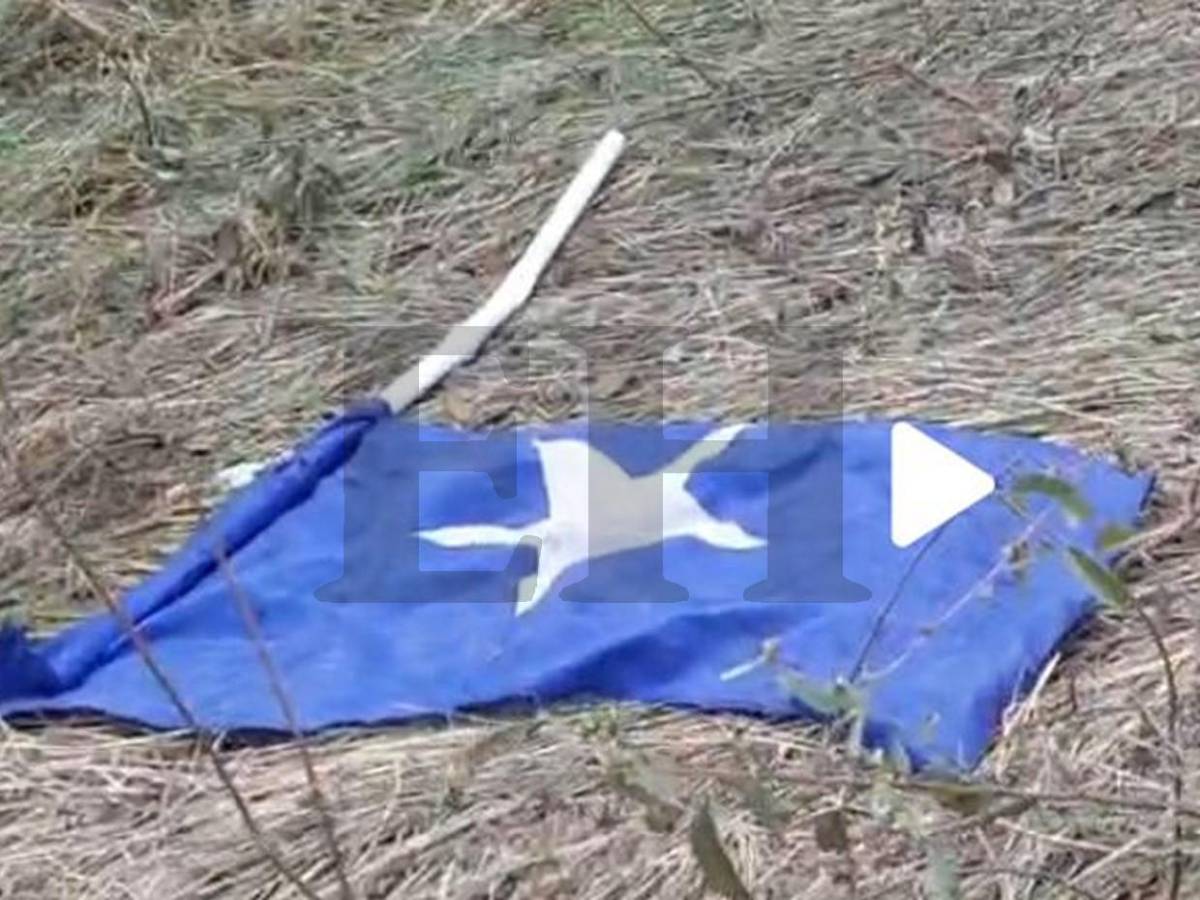 Zapatos, banderas y vidas destrozadas, evidencias en sitio del accidente en Santa Bárbara